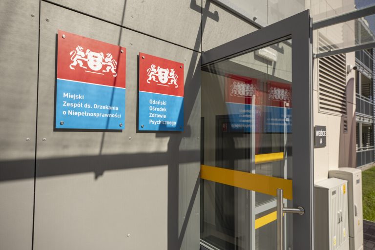 Tablica informacyjna MZON przy drzwiach wejściowych do budynku przy ul. Skrajnej 5