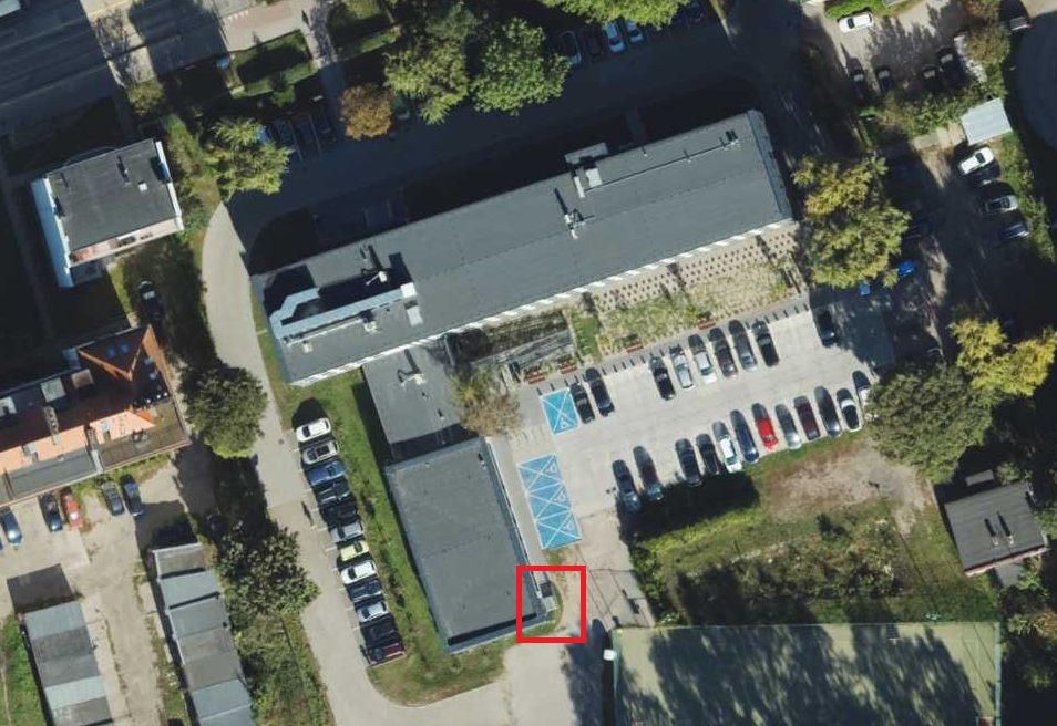 Budynek GCS z zaznaczonym tymczasowym wejście od strony parkingu